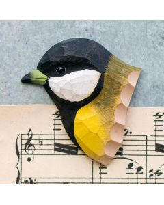 Kühlschrankmagnet Kohlmeise aus Holz von Wildlife Garden mit schwarzem Kopf, weißen Wangen und gelber Brust auf einem Notenblatt.