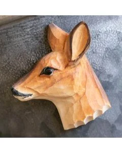 Houten koelkastmagneet Ree van Wildlife Garden met roodbruine vacht, grote rechtopstaande oren en zwarte neus, bevestigd op een grijze metalen ondergrond.