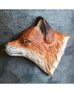 Kühlschrankmagnet Fuchs aus Holz von Wildlife Garden mit rotbraunem Fell, spitzen Ohren und weißer Schnauze auf einer dunkelgrauen Metallfläche.