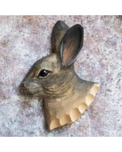 Kühlschrankmagnet Schneehase aus Holz von Wildlife Garden mit langen Ohren, dunklem Auge und graubraunem Fell auf einer hell gesprenkelten Metallfläche.
