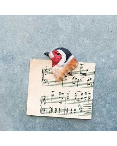 Kühlschrankmagnet Stieglitz von Wildlife Garden aus Holz. Handgeschnitzter Vogelkopf mit rotem Gesicht, weißen Wangen und schwarzer Kopfzeichnung. Ca. 49 x 12 x 52 mm.
