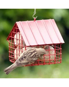 Roter Meisenknödelhalter aus Metall in Cottageform für ca. 6 Meisenknödel ohne Netz. Mit Gitterkonstruktion und Aufhängedraht für kleine Gartenvögel.