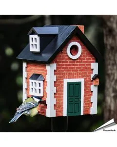 Multiholk Brick Cottage von Wildlife Garden kombiniert Nistkasten und Futterhaus in einem. Rotbraunes Vogelhaus für kleinere Gartenvögel mit klassischer Cottage-Optik.