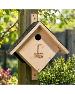 Geräumiger Nistkasten für Stare aus Holz mit 45 mm Einflugloch, Dachpappe, Sitzstange und aufklappbarer Konstruktion. Maße 40 x 22,5 x 50,5 cm.