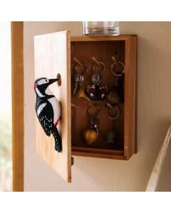 Wildlife Garden Schlüsselkasten aus Holz mit handgeschnitztem Buntspecht, 7 Schlüsselhaken und Magnetverschluss. Praktisch und dekorativ für den Flur.