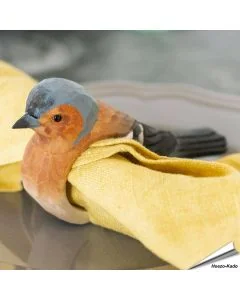 Handgeschnitzter Serviettenring Buchfink von Wildlife Garden aus Holz mit orangebrauner Brust, blaugrauem Kopf und markanter Flügelzeichnung.