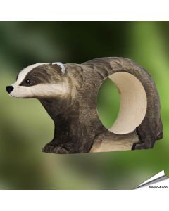 Handgeschnitzter Serviettenring Dachs von Wildlife Garden aus Holz mit typischer Gesichtszeichnung und Glasaugen. Für Stoff- und Papierservietten.