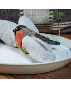 Handgeschnitzter Serviettenring Gimpel von Wildlife Garden aus Holz mit orange-roter Brust, schwarzer Kopfplatte und grauem Rücken. Für Stoff- und Papierservietten.