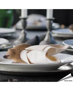 Handgeschnitzter Serviettenring Igel von Wildlife Garden aus Holz mit feiner Stachelzeichnung und Glasaugen. Für Stoff- und Papierservietten.