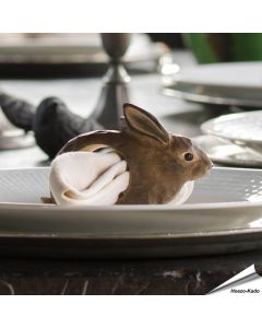 Handgeschnitzter Serviettenring Kaninchen von Wildlife Garden aus Holz, handbemalt in Braun- und Grautönen. Für Stoff- und Papierservietten.