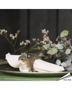 Handgeschnitzter Serviettenring Katze von Wildlife Garden aus Holz mit Tabby-Streifen und Glasaugen. Für Stoff- und Papierservietten.
