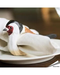 Handgeschnitzter Serviettenring Stieglitz aus Holz von Wildlife Garden mit rotem Gesicht und gelben Flügelakzenten für eine dekorative Tischgestaltung.