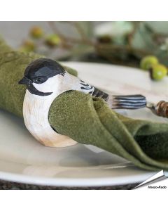 Handgeschnitzter Serviettenring Sumpfmeise von Wildlife Garden aus Holz mit schwarzer Kopfplatte und hellen Wangen. Für Stoff- und Papierservietten.