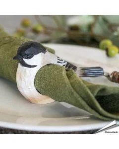 Handgeschnitzter Serviettenring Sumpfmeise von Wildlife Garden aus Holz mit schwarzer Kopfplatte und hellen Wangen. Für Stoff- und Papierservietten.