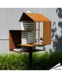 Stilvolles Vogelfutterhaus auf Standfuß aus Cortenstahl ✔️ Drei Ebenen für Samen, Wasser & Meisenknödel ➤ Jetzt online bestellen bei Alles für Vögel
