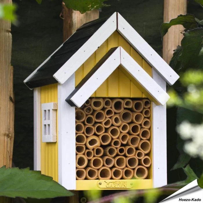 Bienen-Hotel (gelb) von Wildlife Garden. Hölzerne Nisthilfe für solitär lebende Wildbienen mit verschiedenen Nistgängen und gelb-weißem Hausdesign.