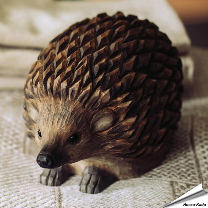 Von Hand gefertigter DecoAnimal Igel aus Holz. Naturgetreu gestaltet und bemalt, mit markanter Stachelstruktur für Igel- und Naturliebhaber.