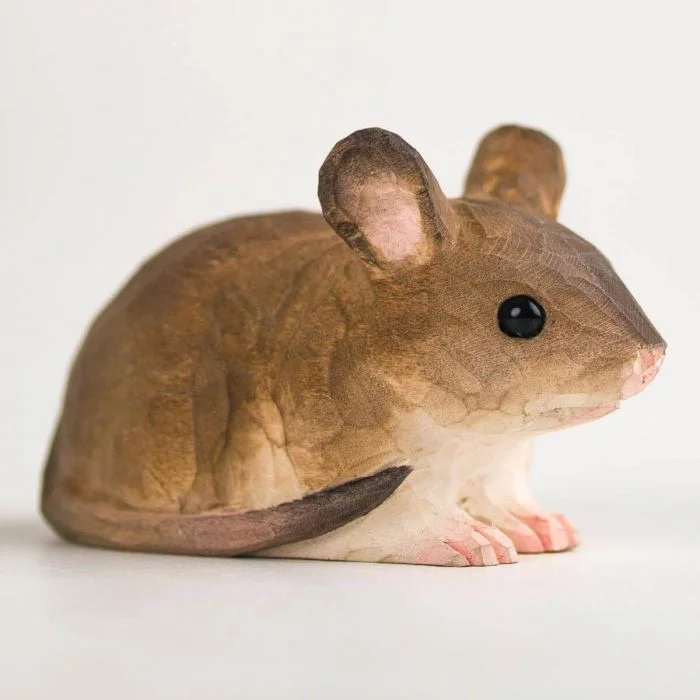 DecoAnimal Maus von Wildlife Garden als braune Holzfigur mit großen runden Ohren, glänzenden schwarzen Augen, rosa Nase und langem Schwanz.