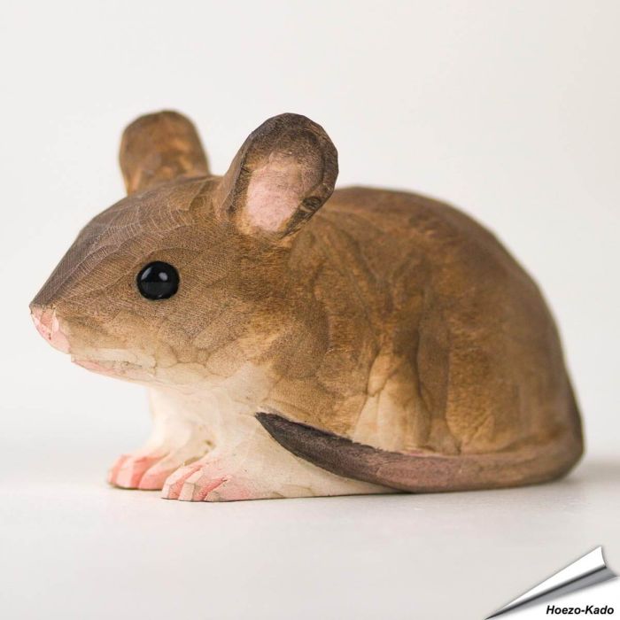 Handgeschnitzte Maus in Naturgrösse ✔️ Mit ungiftigen Farben naturgetreu bemalt ✔️ Originelles Geschenk für Tier- und Naturliebhaber ➤ Bestelle einfach online auf www.allesfuervoegel.de