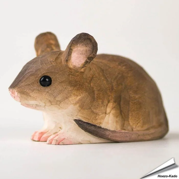 DecoAnimal Maus von Wildlife Garden, handgeschnitzte Holzfigur mit naturgetreuer Gestaltung, großen runden Ohren, heller Bauchpartie und spitzer Schnauze.