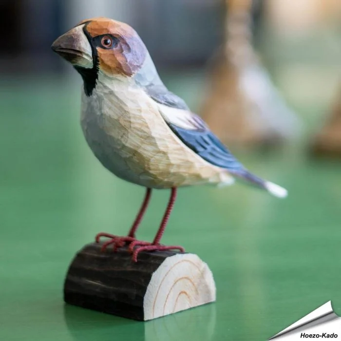 Kernbeisser | Handgeschnitzter Holzvogel | Hausdekoration