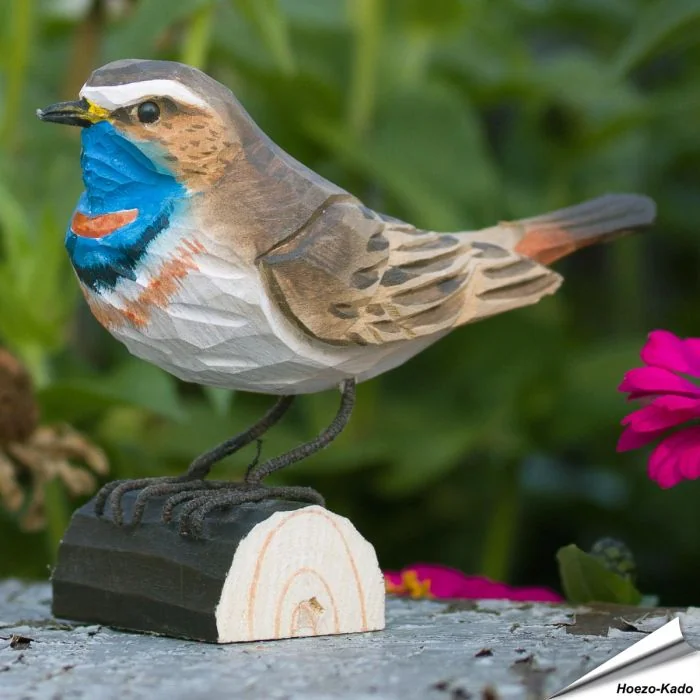 Handgeschnitztes Blaukehlchen in Naturgrösse ✔️ Mit Farben naturgetreu bemalt ✔️ Originelles Geschenk für Vogel- und Naturliebhaber ✔️ Kaufe online bei Alles für Vögel