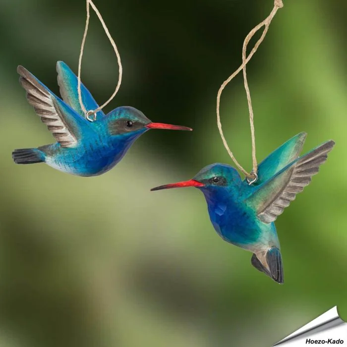 DecoBird Breitschnabelkolibris von Wildlife Garden, 2er-Set handgeschnitzter Holzvögel mit naturgetreuer Gestaltung, blaugrüner Färbung und Aufhängung.