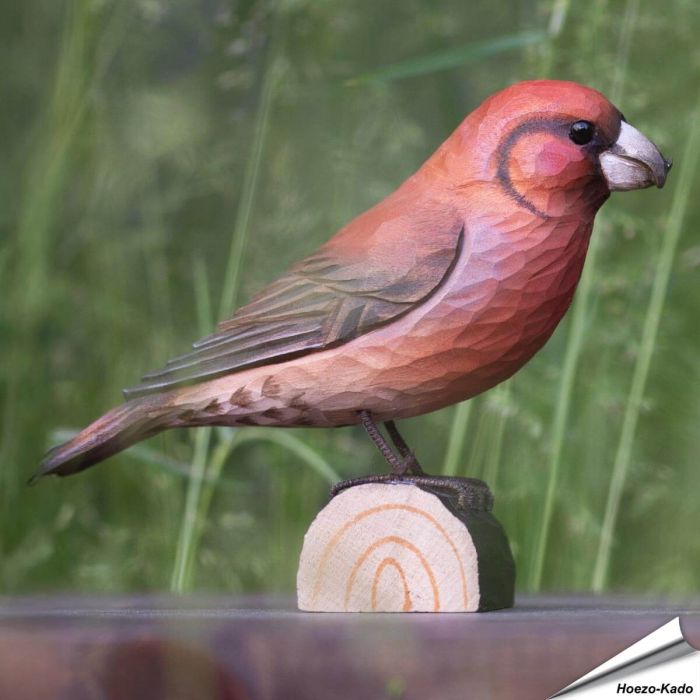 DecoBird Fichtenkreuzschnabel aus Holz mit gekreuztem Schnabel und rötlich-oranger Farbzeichnung. Geschenkidee für Vogel- und Naturfreunde bei Alles für Vögel.