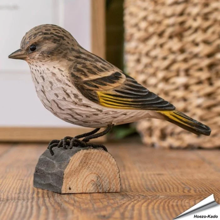 Entdecke den DecoBird Fichtenzeisig von Wildlife Garden, einen handgeschnitzten Holzvogel mit naturgetreuer Gestaltung und gelb-schwarzer Zeichnung.