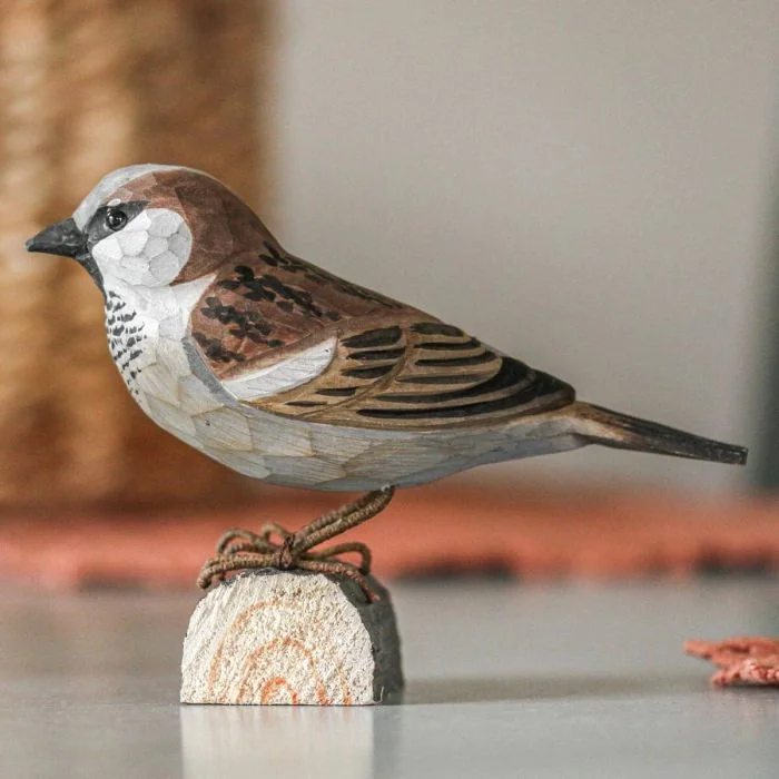 Handgeschnitzter DecoBird Haussperling aus Holz in Originalgröße. Naturgetreu bemalt, kompakt und inklusive Broschüre über die Vogelart.