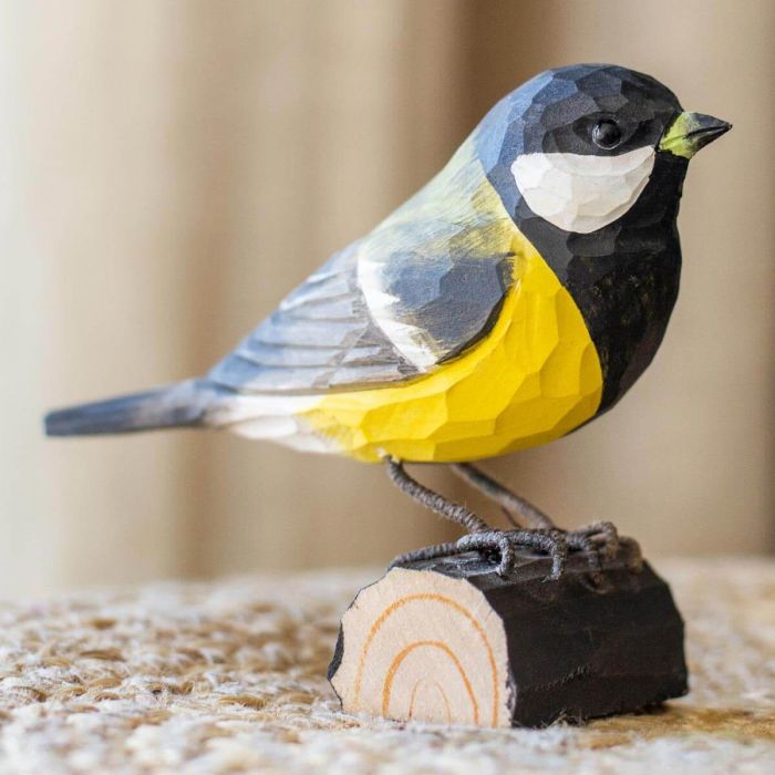Handgeschnitzte Kohlmeise in Naturgrösse ✔️ Mit ungiftigen Farben naturgetreu bemalt ✔️ Originelles Geschenk für Vogel- und Naturliebhaber ➤ Bestelle bei Alles für Vögel