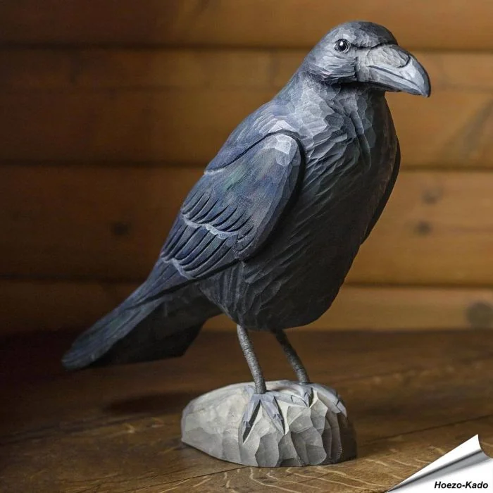 Realistischer, handgeschnitzter Kolkrabe (Singvogel) ✔️ Mit Farben naturgetreu bemalt ✔️ Originelles Geschenk für Vogel- und Naturliebhaber ✔️ Kaufe online bei Alles für Vögel