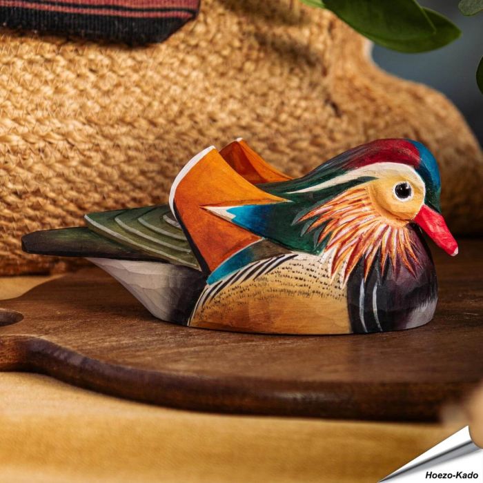 Realistische, handgeschnitzte Mandarinente ✔️ Mit ungiftigen Farben naturgetreu bemalt ✔️ Originelles Geschenk für Vogel- und Naturliebhaber ➤ Kaufe online bei www.allesfuervoegel.de