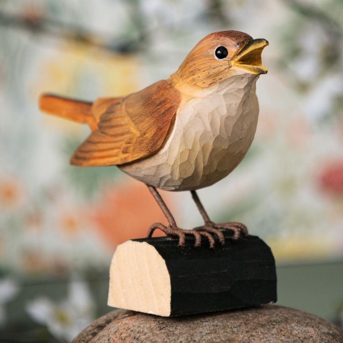 Naturgetreue DecoBird Nachtigall aus handgeschnitztem Lindenholz. Von Hand bemalt, in Originalgröße gefertigt und inklusive Informationsbroschüre – ein besonderes Geschenk für Vogel- und Naturliebhaber.