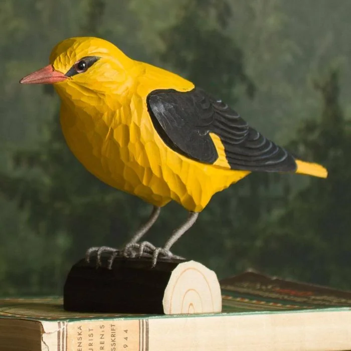 Handgeschnitzter DecoBird Pirol von Wildlife Garden. Leuchtend gelber Holzvogel mit schwarzen Flügeln, ca. 21,8 cm lang und inklusive Vogelheft.