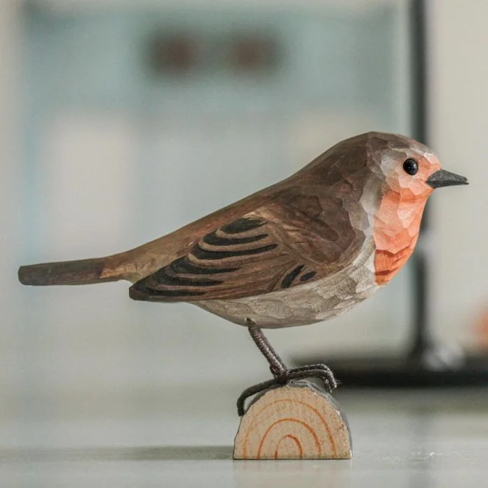 Handgeschnitztes DecoBird Rotkehlchen aus Holz, von Hand mit Farbe auf Wasserbasis bemalt und inklusive Informationsbroschüre über die Vogelart.