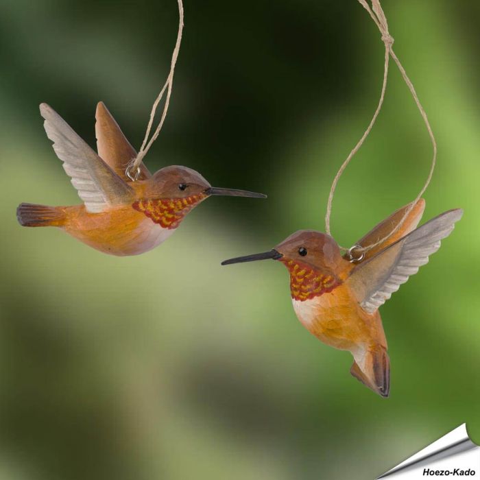 DecoBird Rotrücken-Zimtelfen von Wildlife Garden, 2er-Set handgeschnitzter Holzvögel in Flughaltung mit warmen rostbraunen Farbtönen.