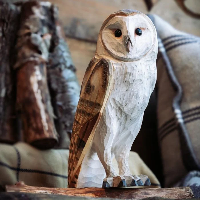 DecoBird Schleiereule von Wildlife Garden, handgeschnitzt aus Holz mit herzförmiger Gesichtspartie, dunklen Augen und informativem Begleitheft.