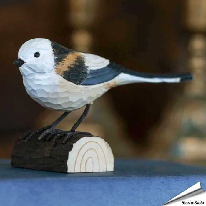Handgefertigte Schwanzmeise aus Holz ✓ Naturgetreu gestaltet und von Hand mit Farbe auf Wasserbasis bemalt ✓ Originelles Geschenk für Vogel- und Naturliebhaber ✓ Alles für Vögel