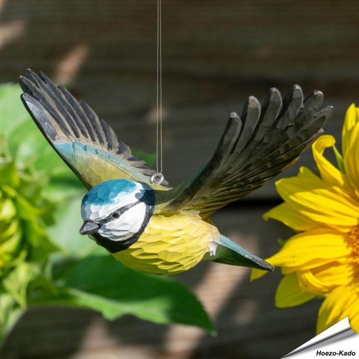 Fliegende Blaumeise | Handgeschnitzter Holzvogel