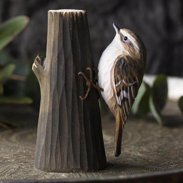 Handgeschnitzter Waldbaumläufer in Naturgrösse ✓ Mit ungiftigen Farben naturgetreu bemalt ✓ Originelles Geschenk für Vogel- und Naturliebhaber ✓ Alles für Vögel