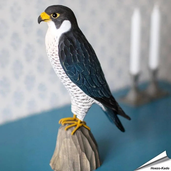 Realistischer, handgeschnitzter Wanderfalke (Raubvogel) ✔️ Mit Farben naturgetreu bemalt ✔️ Originelles Geschenk für Vogel- und Naturliebhaber ✔️ Kaufe online bei Alles für Vögel
