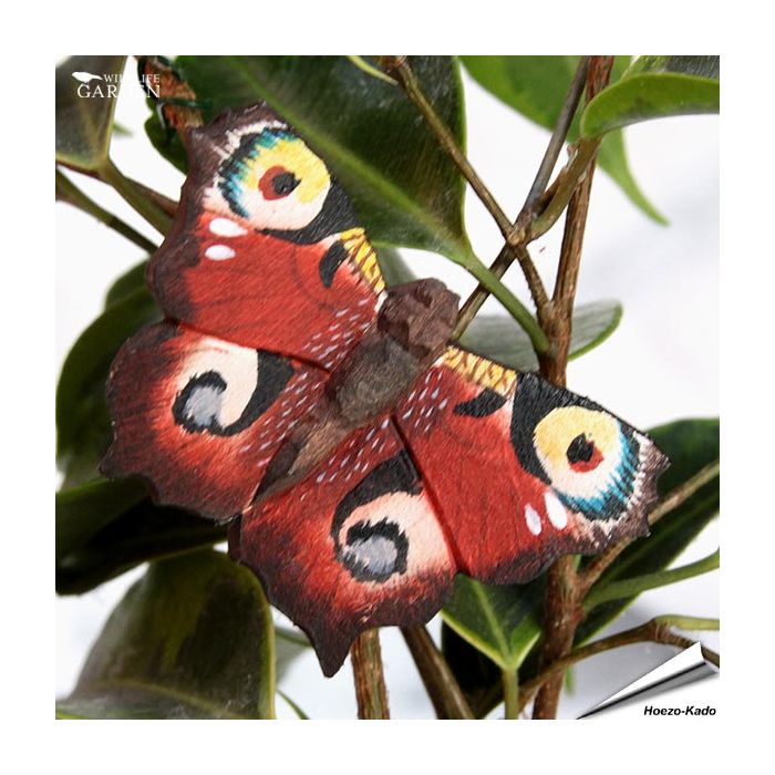 DecoButterfly Tagpfauenauge von Wildlife Garden. Handgeschnitzter Holzmagnet mit markanten Augenflecken und Metalldraht für Blumen- und Pflanzendekoration.