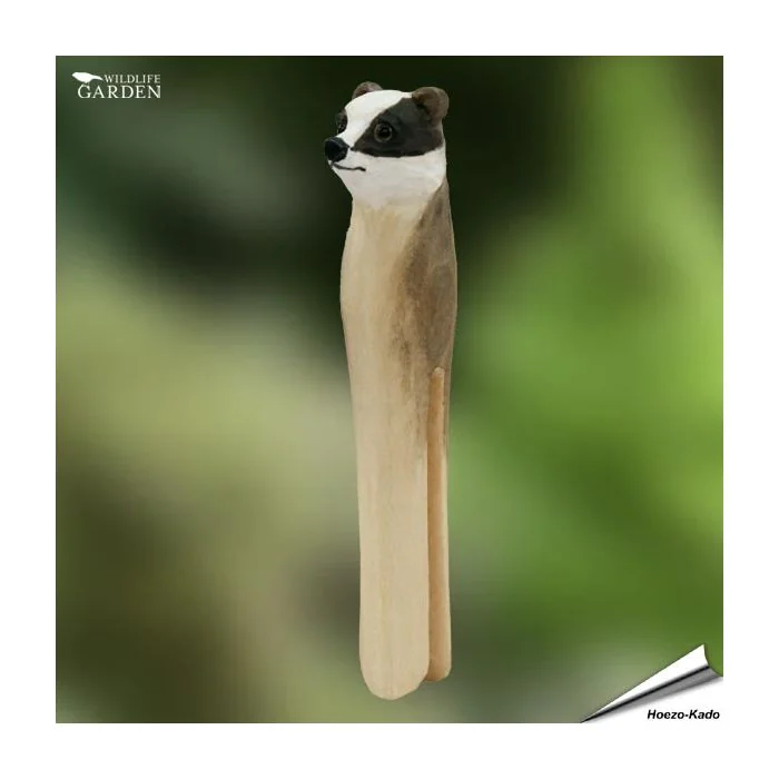 DecoClip - Dachs von Wildlife Garden aus Holz. Handgeschnitzte Holz-Wäscheklammer mit schwarz-weißer Dachskopfzeichnung. Ca. 11 x 23 x 104 mm.