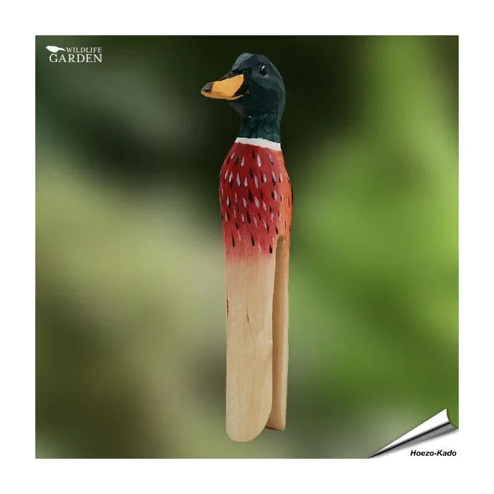 DecoClip - Ente von Wildlife Garden. Handgeschnitzte Holz-Wäscheklammer mit grünem Kopf, gelbem Schnabel und rotbrauner Brust. Ca. 18 x 27 x 101 mm.