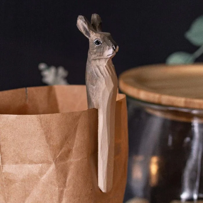 DecoClip Kaninchen von Wildlife Garden als dekorative Holzklammer an einer braunen Papiertüte, mit geschnitztem Kaninchenkopf und langen Ohren.