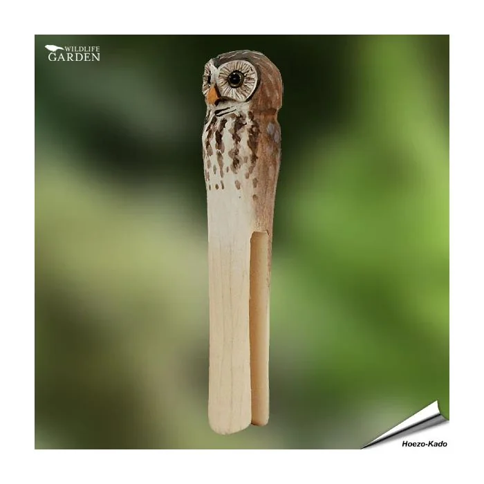 DecoClip - Steinkauz von Wildlife Garden. Handgeschnitzte Holz-Wäscheklammer mit rundem Eulenkopf, gelbem Schnabel und gestreifter Brust.