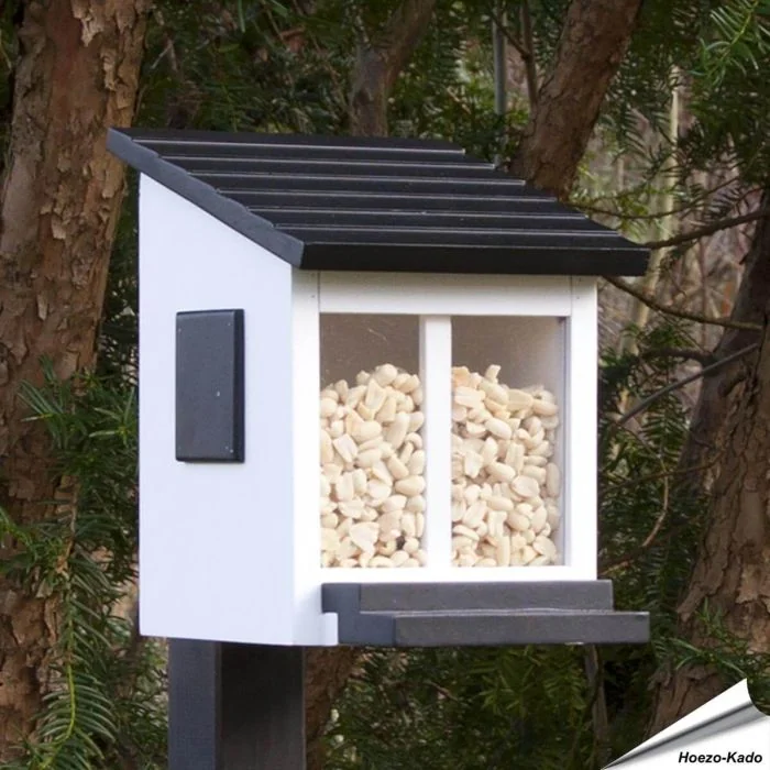 Eichhörnchen Futterbox (weiss) von Wildlife Garden. Holz-Futterhaus für Nüsse, Samen und Eichhörnchenfutter mit Sichtfenstern und schwarzem Klappdeckel.