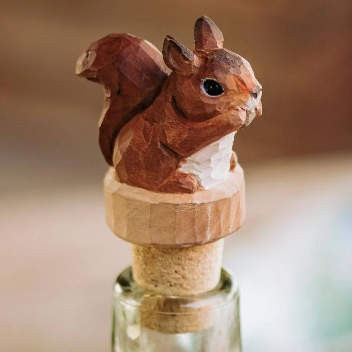 Flaschenverschluss Eichhörnchen von Wildlife Garden mit handgeschnitztem, rotbraunem Holzeichhörnchen und Naturkorken in einer Glasflasche.