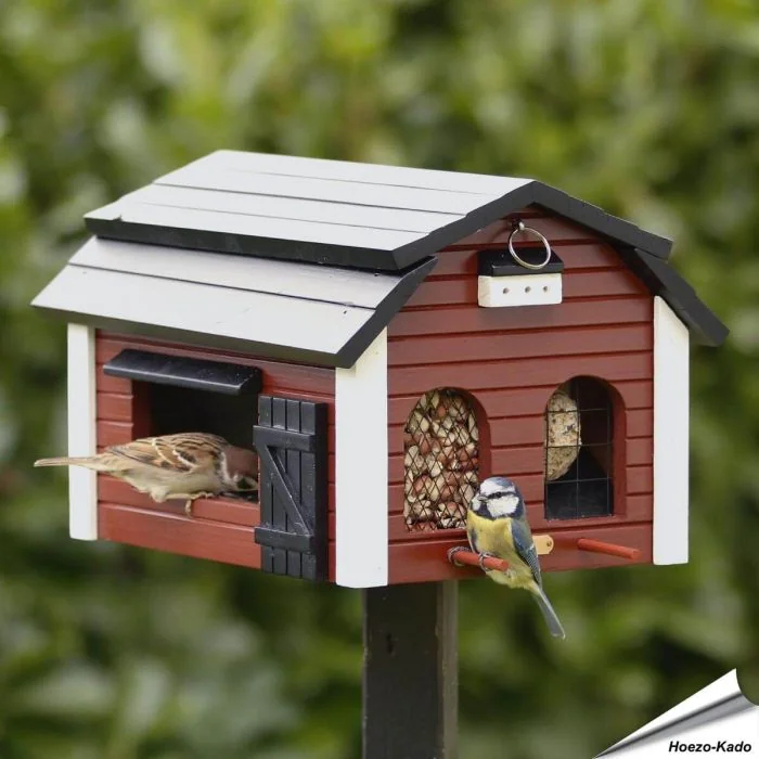 Futterscheune (rot) - Wildlife Garden ✔️ Holz-Futterhaus für Gartenvögel ✔️ Ideal für kleine Vögel ✔️ Inspiriert nach skandinavischem Design ➤ Bestelle bei Alles für Vögel